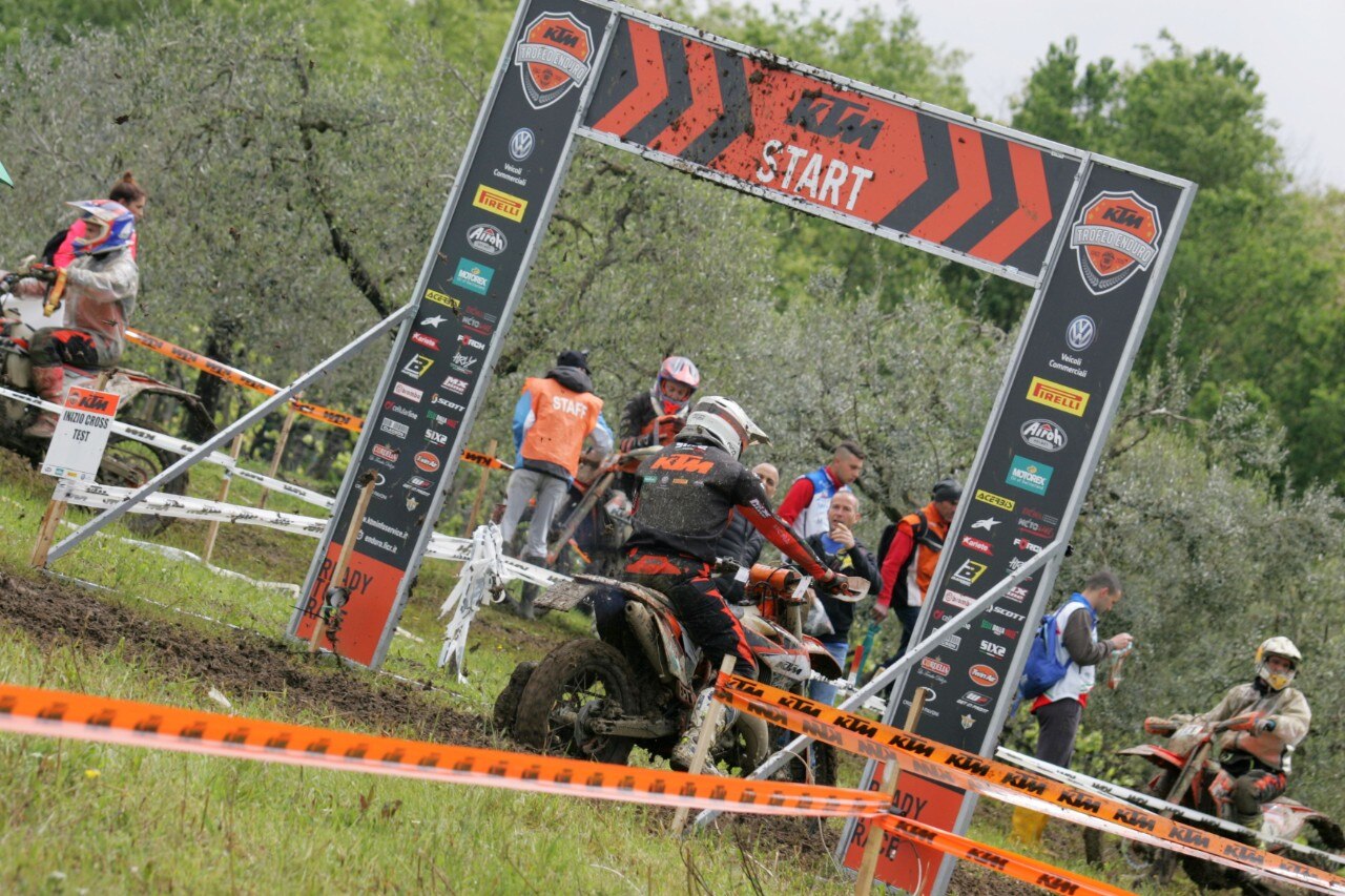 Il Trofeo Enduro KTM 2019 nella morsa del fango ad Anghiari